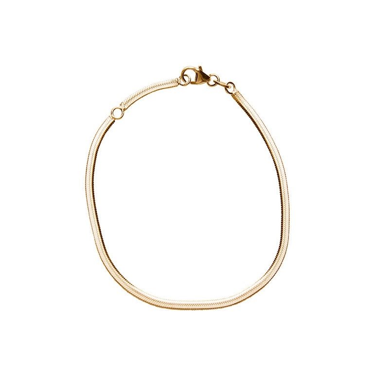 Rylee armbånd fra Pico Copenhagen i 24 karat forgyldt sølv med flad slangekæde, justerbar længde 16–18 cm.